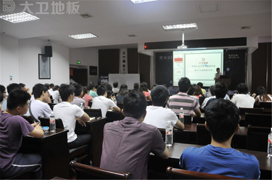 質檢總監喻立春為南京林業大學的學生做公司介紹.jpg